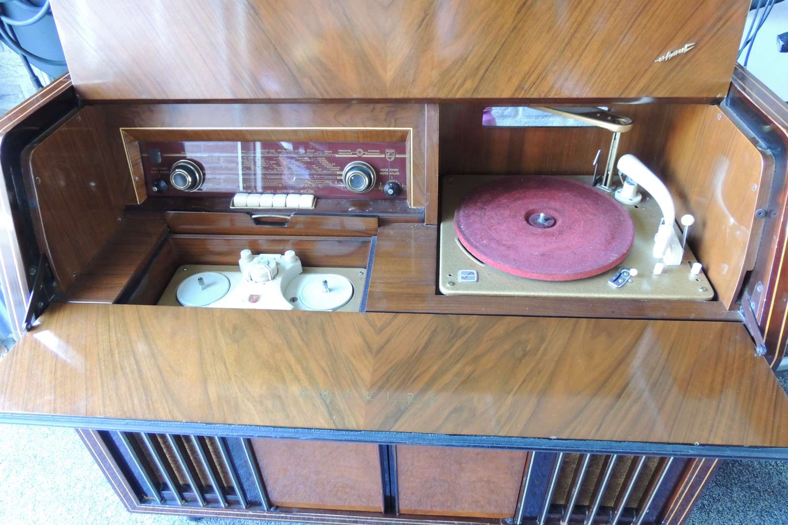 te koop. Philips radiomeubel, bandrecorder en platenspeler. Kunena