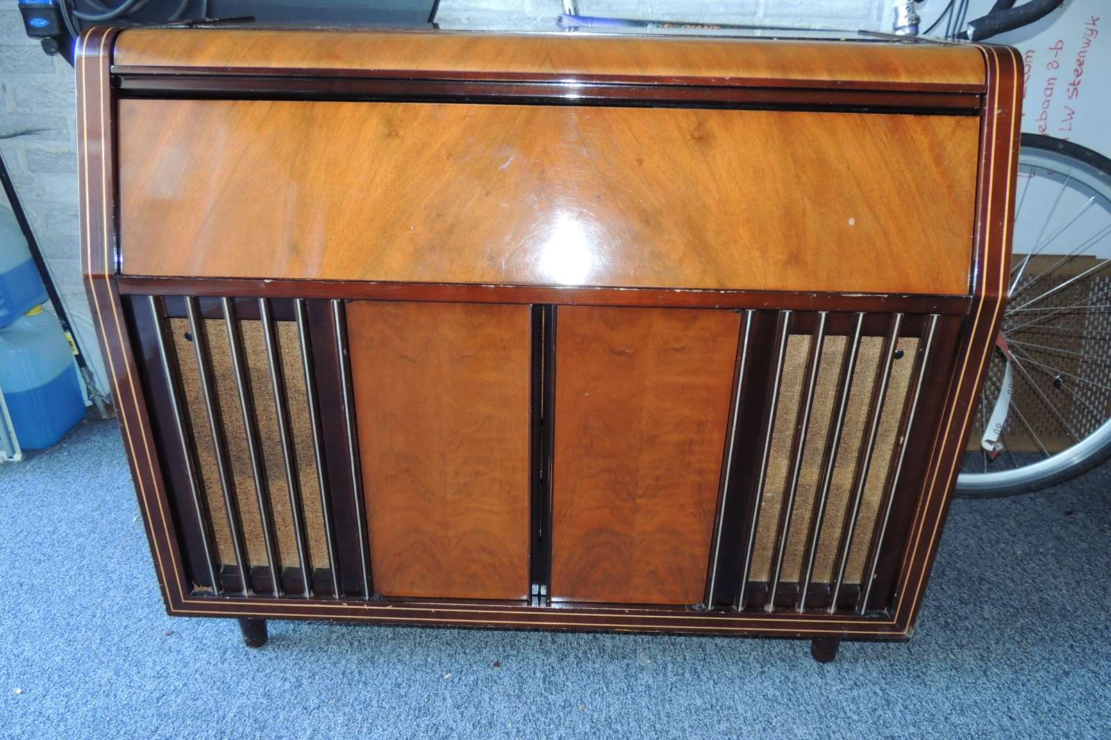 te koop. Philips radiomeubel, bandrecorder en platenspeler